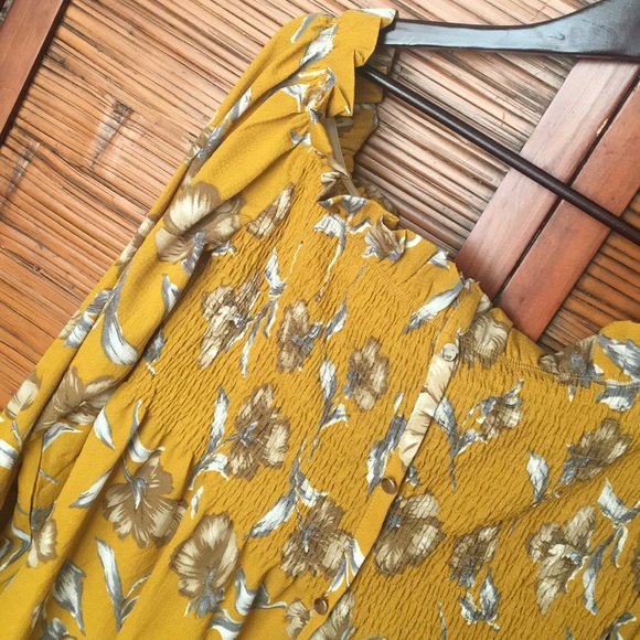 Forever 21+ Off the Shoulder Button Up Top 3x - Picture 2 of 2